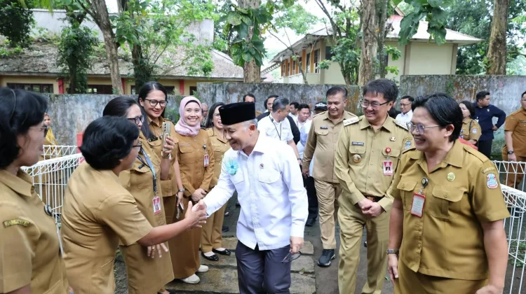 Walikota Manado Dampingi Wamendiknas Kunjungi SMP Negeri 14