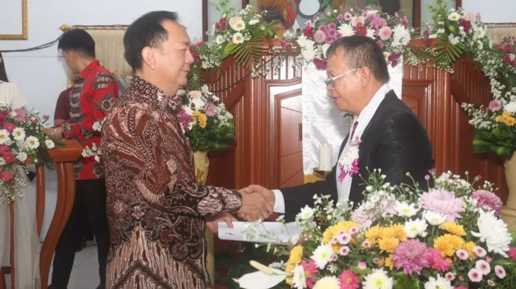 Momentum HUT GMIM Syaloom Sarongsong, Senduk Serahkan SK Bangunan Cagar Budaya