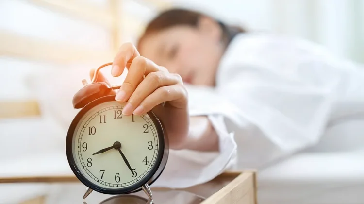 Sering Menunda Alarm, Tubuh Justru Makin Lelah