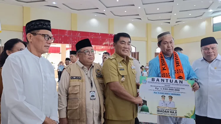 Gubernur Yulius Selvanus Lepas Jemaah Haji, Serahkan Tali Kasih Rp5 Juta per Orang