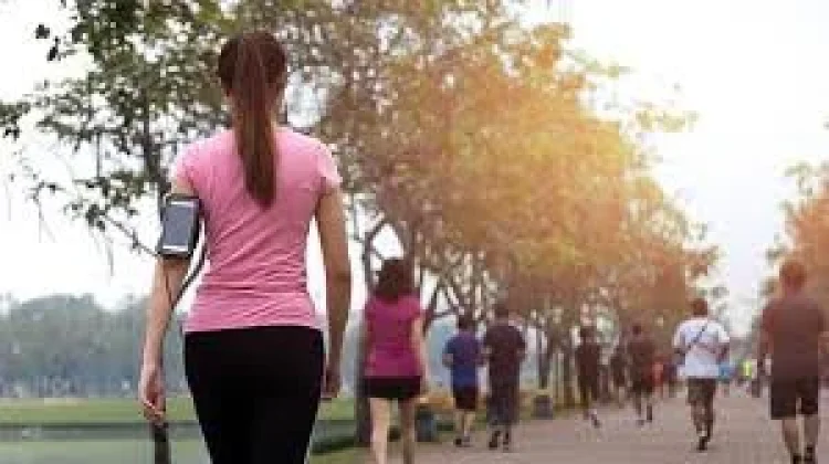 Jalan Kaki 30 Menit Sehari, Solusi Ampuh Cegah Stres dan Diabetes