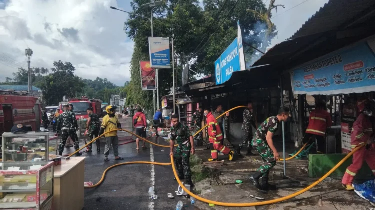 Respon Cepat Anggota Kodaeral VIII Padamkan Kebakaran