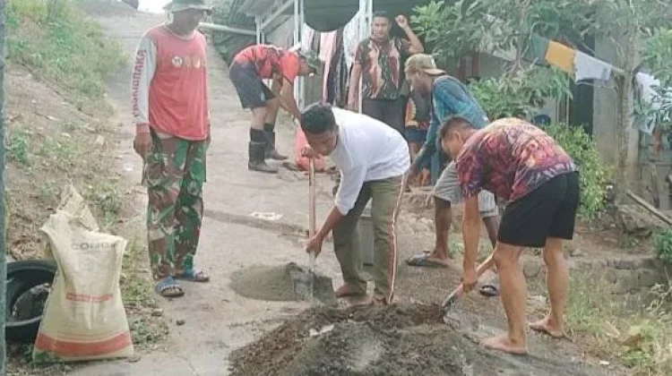 Kebersamaan TNI dan Warga Warnai Pembangunan RTLH di Watuliney