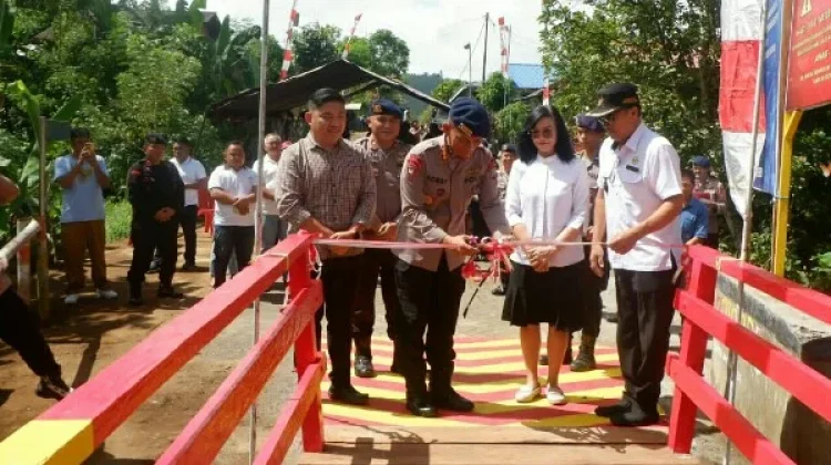 Dansat Brimob Polda Sulut Resmikan Jembatan Desa Ranotongkor Timur