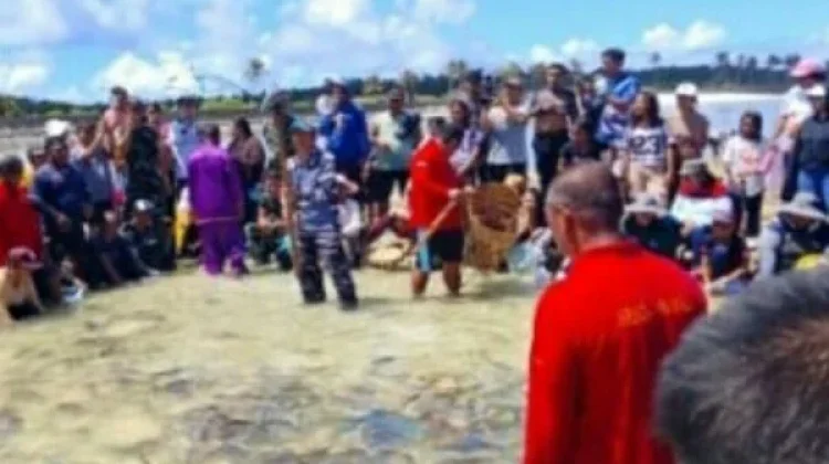 TNI-Polri Bersama Warga dalam Ritual Adat Manammi di Pulau Miangas