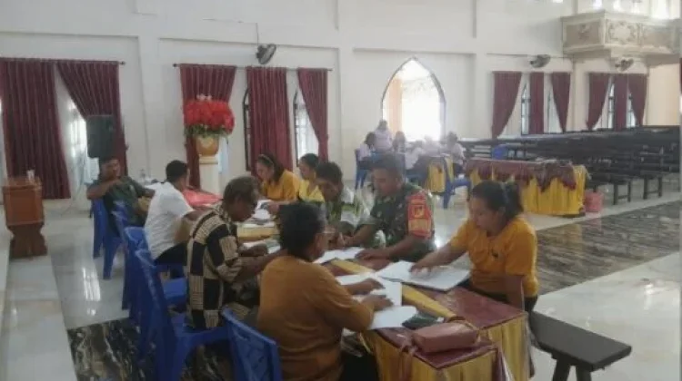 Babinsa Isak Ogelang Perkuat Data Teritorial di Gereja Galilea Jiko