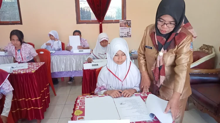 ASAJ SDN 72 Manado 11 Siswa Ujian Pakai Kertas Pensil di Ruang Kantor