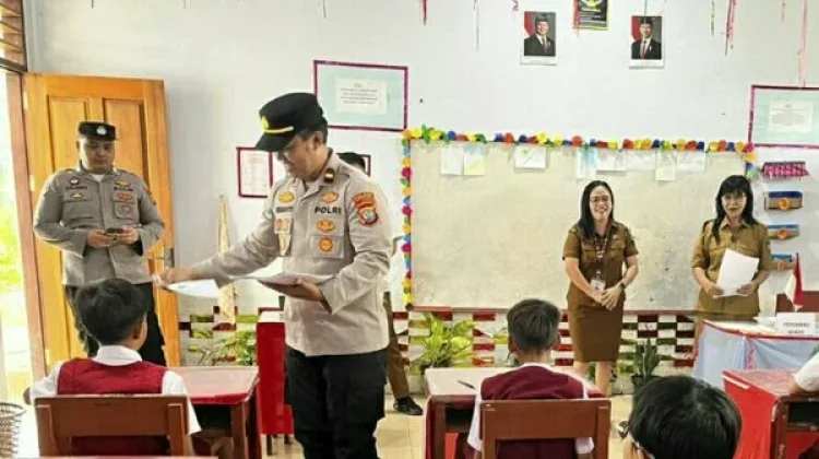 Kapolsek Lembean Timur Pantau Langsung Pembukaan Naskah Ujian SD di Desa Seretan