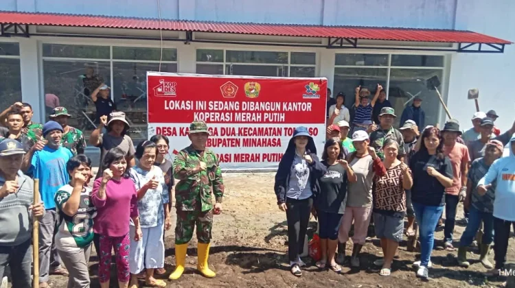 Warga dan TNI Gotong Royong Rampungkan Gerai Koperasi Desa Merah Putih Kamanga Dua
