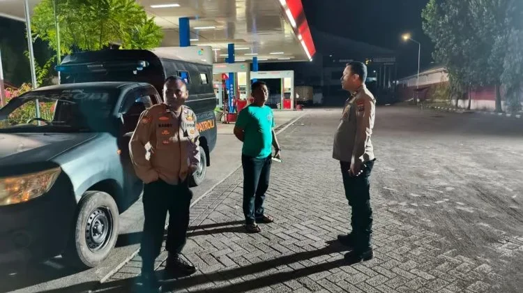 Kapolsek Tikala Pimpin Langsung Pemantauan Antrian BBM di SPBU Dendengan