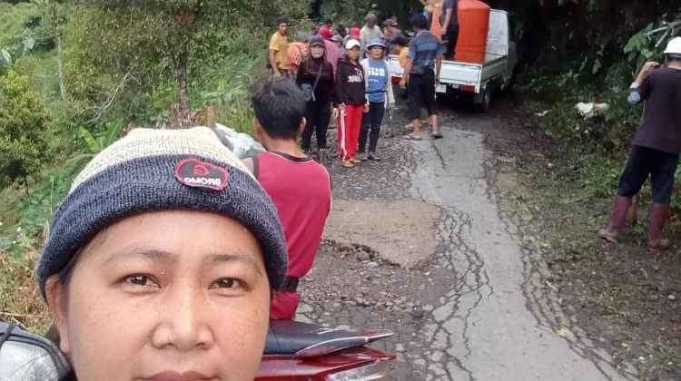 Tidak Ada Perhatian Pemerintah, Masyarakat Tondei Raya Inisiatif Perbaiki Jalan