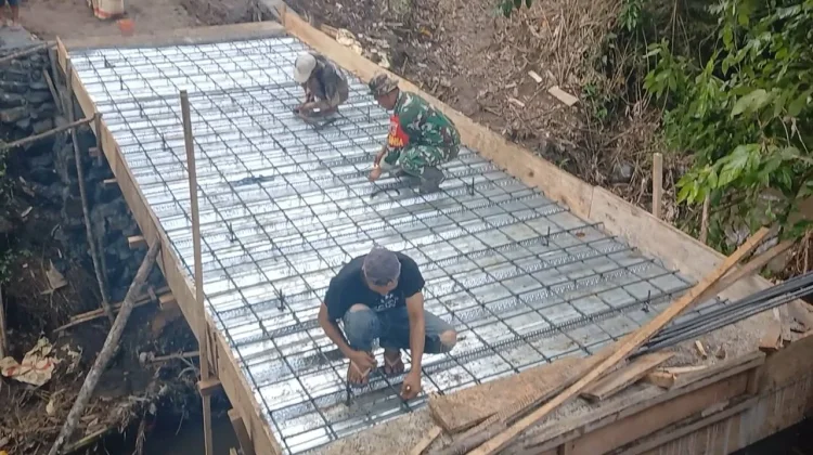 Progres 87 Persen, Babinsa Awasi Pembangunan Jembatan Garuda di Minahasa Tenggara