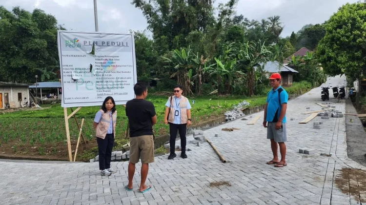 PLN Salurkan Bantuan TJSL Pembangunan Jalan Paving di Desa Tempang Dua Minahasa