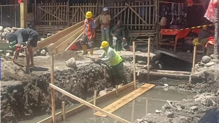 Weny-Rendy Gerak Cepat Benahi Jalan dan Drainase di Kawasan Pasar 23 Maret