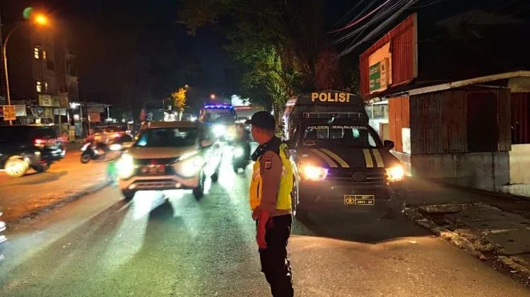 Antisipasi Kemacetan dan Kejahatan Jalanan, Polsek Malalayang Gelar “Silau Mata”