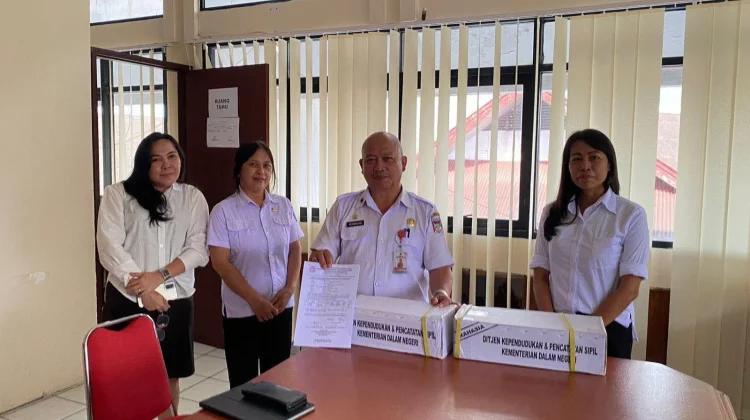 Sukseskan Pilkades Minahasa, Pemprov Sulut Serahkan Bantuan 4000 Blanko KTP-el