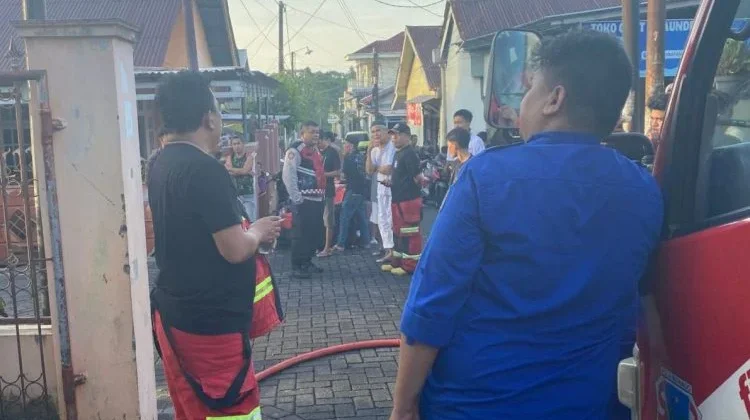 Polsek Singkil dan Damkar Gerak Cepat Tangani Kebakaran di Singkil Dua
