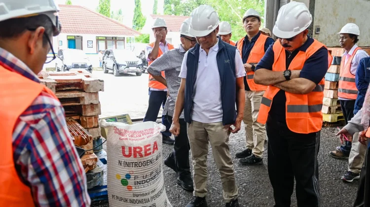 Pupuk Kaltim Tinjau Gudang Pupuk Telaga, Pastikan Stok dan Distribusi Aman