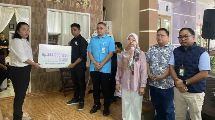 BPJS Ketenagakerjaan Serahkan Santunan Korban Kebakaran Mega Mall
