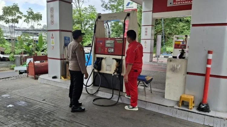 Personel Polsek Singkil Pantau dan Atur Antrean BBM di SPBU Kombos Timur