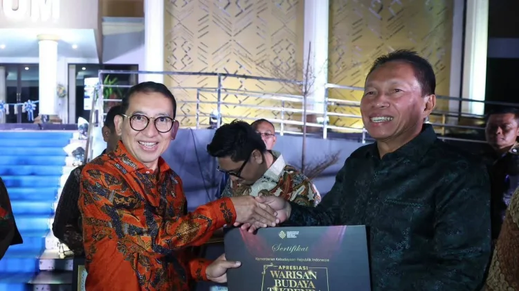 Diserahkan Menteri Kebudayaan, Bupati Wongkar Terima Penghargaan Apresiasi WBTb