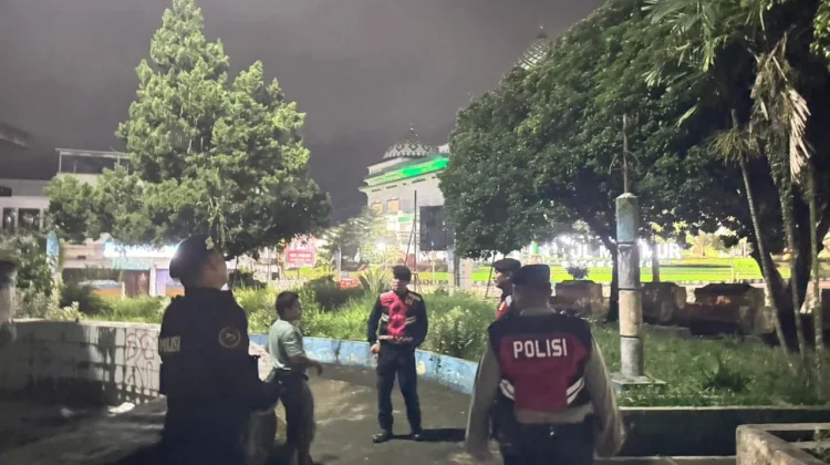 Hadirkan Rasa Aman, Tim Patroli Sat Samapta Polres Kotamobagu Patroli di Taman Kota