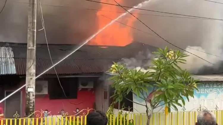 Damkar Manado Kerahkan Enam Unit Armada Padamkan Api di Dendengan dalam