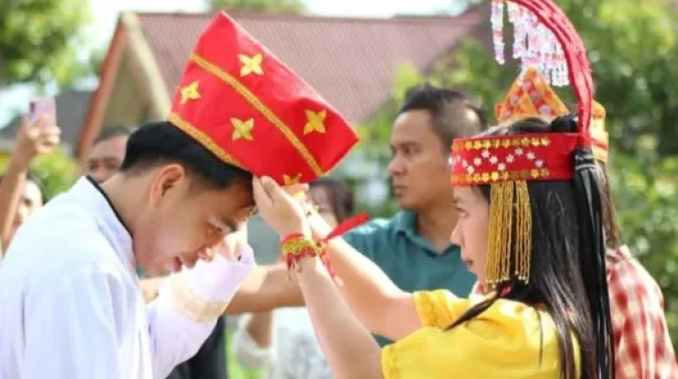 Tradisi Adat Mori Sambut Kedatangan Pastor Jack di Paroki Beteleme