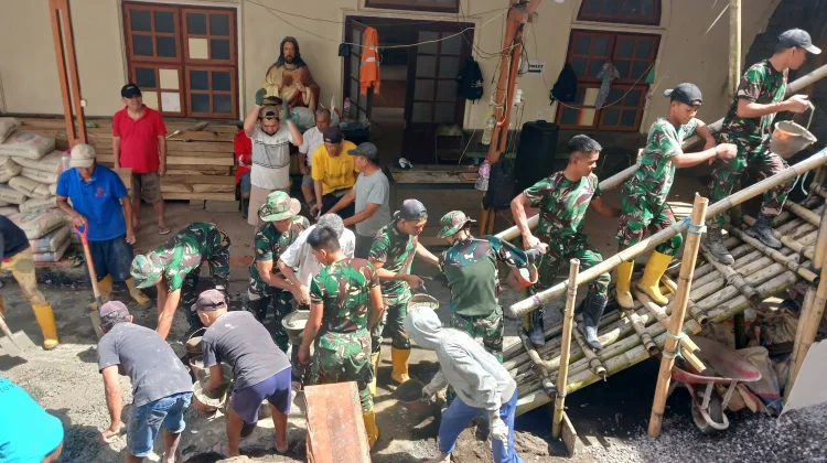TNI dan Warga Gotong Royong Cor Ring Balok Gereja Katolik di Sonder