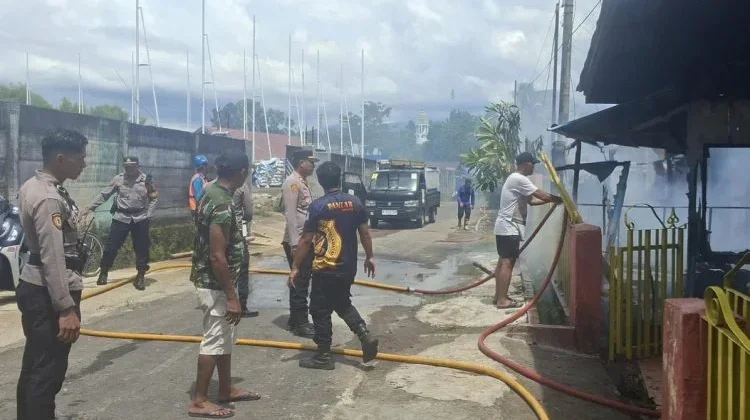 Polsek Tikala Amankan Lokasi Kebakaran Tiga Unit Rumah di Dendengan dalam