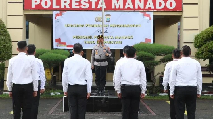 Kapolresta Manado Berikan Penghargaan kepada Personel Berprestasi