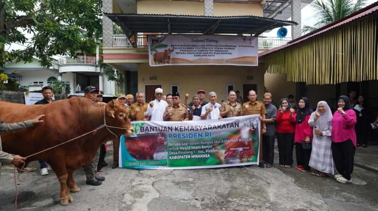Bupati Robby Dondokambey Serahkan Sapi Kurban Bantuan Presiden di Minahasa