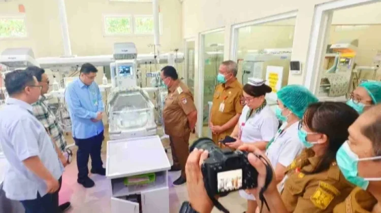 Didampingi Dirut RSUP Kandou, Bupati Minahasa Jenguk Bayi Terlantar