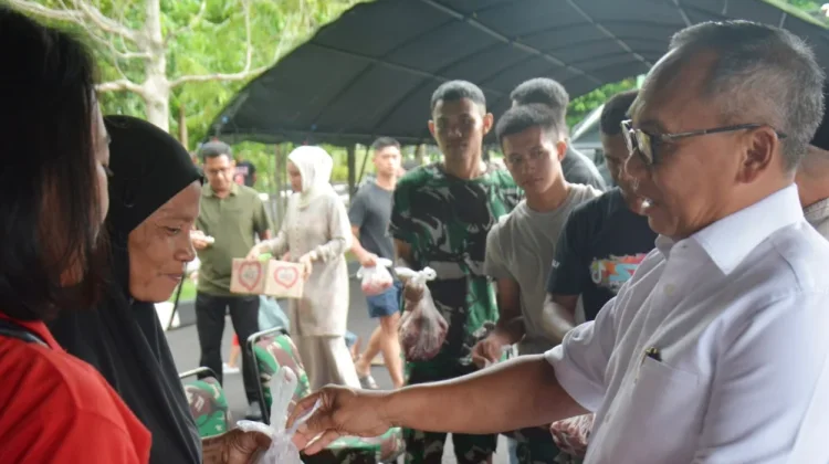 Pangdam XIII/Merdeka Serahkan Daging Kurban kepada Warga dan Prajurit di Makodam