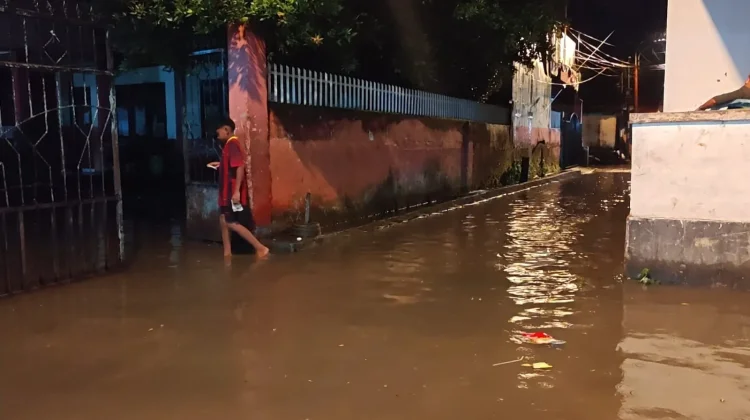 Banjir Rendam Komo Luar Manado, Warga Mengungsi dalam Kondisi Gelap