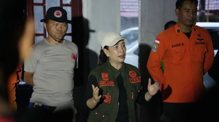 Wabup Vanda Pantau Pencarian Ade Queentania di Air Terjun Paris Kayuuwi