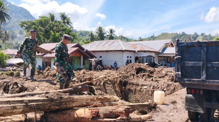 Danrem 131/Santiago Tinjau Langsung Penanggulangan Pascabanjir di Bolmong