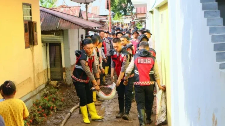Ratusan Personel Polri Bantu Pulihkan Kondisi Pasca Banjir Bandang di Bolaang