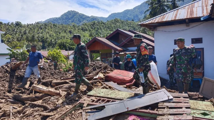 Danrem 131/Santiago Tinjau Langsung Penanggulangan Pasca Banjir di Bolmong