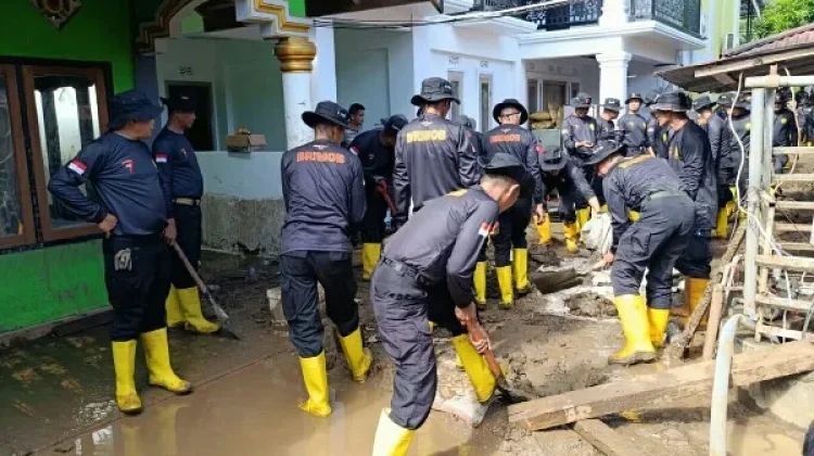 Brimob Polda Sulut Bantu Warga Bolmong Pulihkan Dampak Banjir Bandang