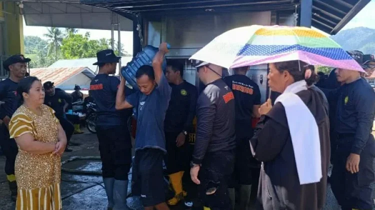 Brimob Polda Sulut Bantu Warga Bolmong Pulihkan Dampak Banjir Bandang