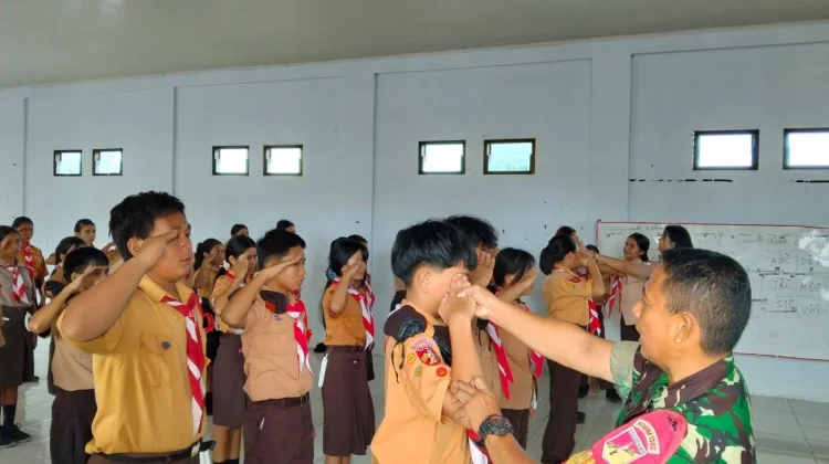 Babinsa Amurang Latih PBB dan Kepemimpinan Pramuka SMP Katolik Aquino