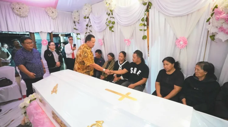 Bupati Minahasa Melayat ke Rumah Duka Queentania Makal di Langowan Barat