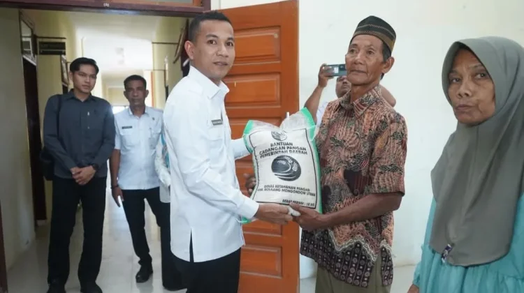 Wabup  Boltara Serahkan Bantuan Beras Cadangan Pangan Pemda di Bolangitang Barat