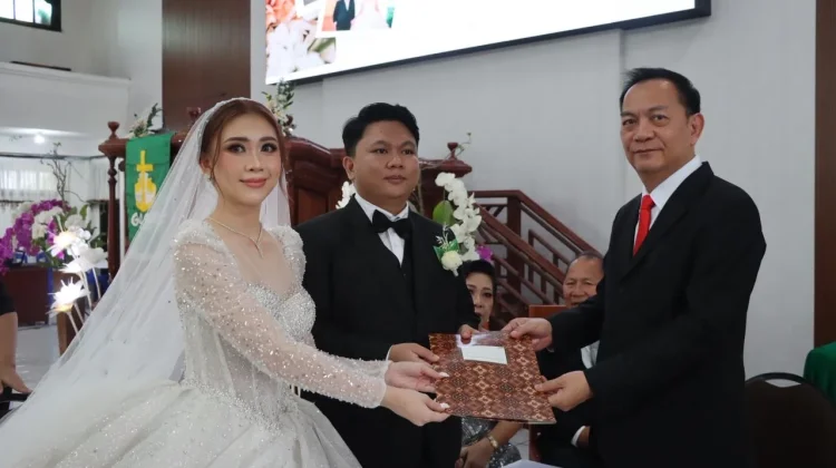 Wali Kota Tomohon Jadi Saksi Pemberkatan Nikah Teofani dan Givenly