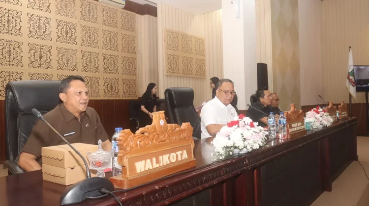 Roring Hadiri Rapat Paripurna DPRD Tomohon Bahas Pergantian Pimpinan DPRD
