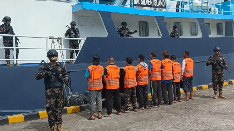 Personil KKP Tangkap  Kapal Asing Pengangkut 1,2 Ton Ikan Napoleon Ilegal
