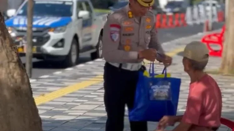 Ditlantas Polda Sulut Bagikan Sembako kepada Warga yang Membutuhkan