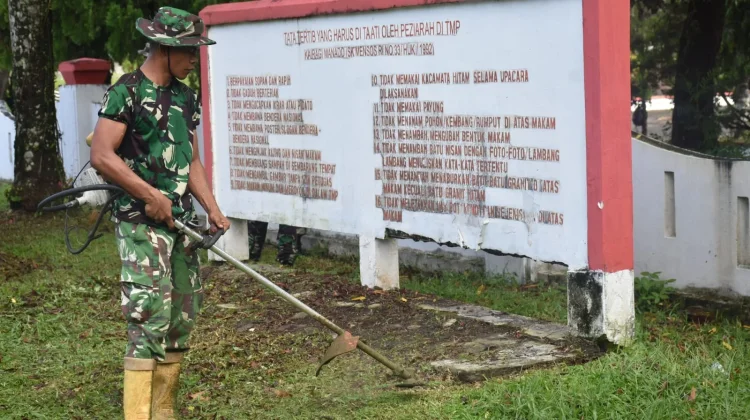 Sambut HUT ke-68 Kodam Merdeka, Prajurit Laksanakan Karya Bakti Pembersihan TMP