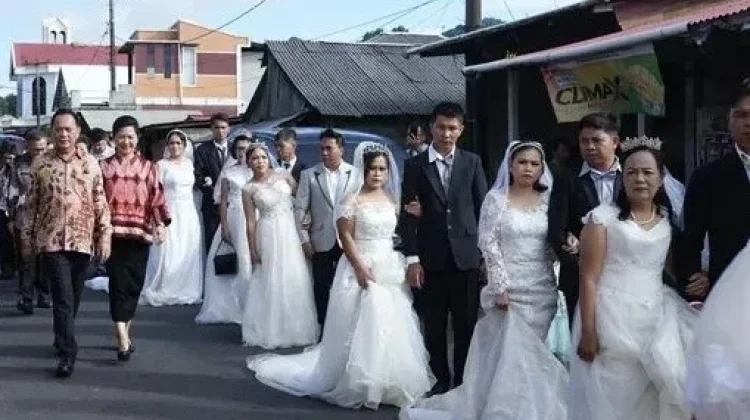 Senduk-Karundeng Hadiri Pernikahan Massal di Pangolombian